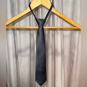 IZOD Boy’s Pre-Tied Adjustable Tie Navy Check Pattern Size 11/15 Like New